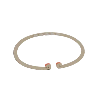 Modelo 3D de uma pulseira aberta minimalista com banda lisa e pontas em espiral curvadas para dentro, renderizado sobre fundo