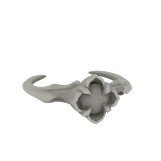Un rendering 3D di un anello color argento di ispirazione gotica con intagli floreali intricati attorno a un'incastonatura ce