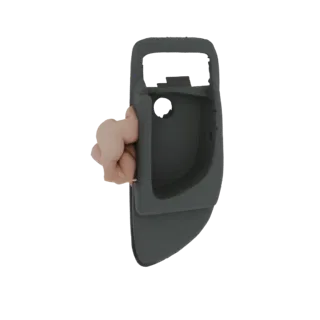 Modelo 3D de moldura interior de tirador de puerta de coche gris oscuro, sostenido por una mano.