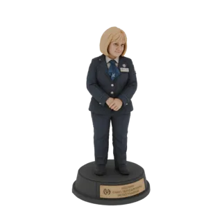 Modelo 3D de una oficiala de seguridad femenina con uniforme azul oscuro, de pie sobre una base circular con placa metálica.