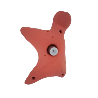 Modelo 3D de agarrador de escalada rosa coral com parafuso branco no centro, contra um fundo branco.