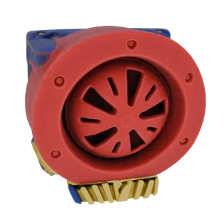 Modelo 3D de grelha de ventilador industrial com carcaça vermelha, pás douradas e detalhes azuis, sobre um fundo branco.
