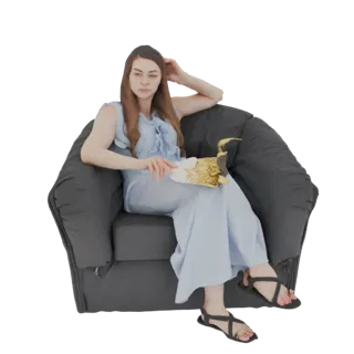 3D-Modell einer Frau im blauen Kleid, die auf einem dunklen Sessel sitzt und ein goldenes Accessoire hält, vor weißem Hinterg