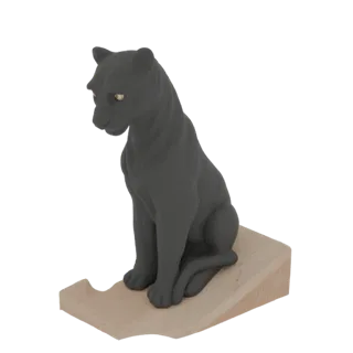 Modello 3D di una pantera nera seduta su una base di legno, con occhi dorati e una finitura scura ed elegante.