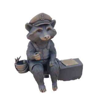 Modello 3D di un procione con cappello da capitano e salopette, seduto con un secchio di pesci e una valigia.