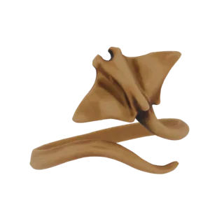 Renderizado de modelo 3D de un anillo con forma de Manta Raya, con el cuerpo de la raya formando la banda y su cola enroscánd