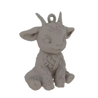 Un rendering 3D di un capretto stilizzato e carino seduto, con un anello sulla testa per appenderlo come ornamento.