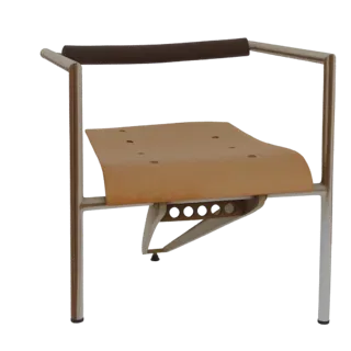 Modelo 3D de uma poltrona moderna com assento perfurado marrom claro, estrutura metálica prateada e apoio de braço acolchoado