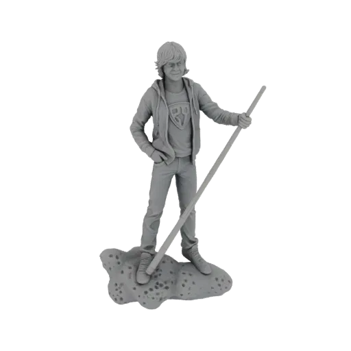 Render de modelo 3D de joven con pelo despeinado, con capucha y bastón, sobre base texturizada.