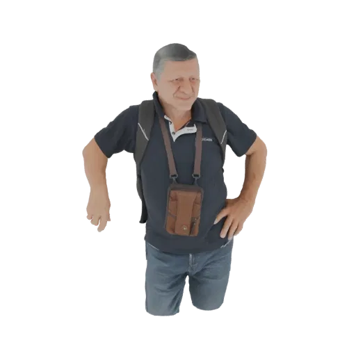 Modelo 3D de homem com cabelo grisalho, vestindo camisa polo escura, jeans, mochila e bolsa marrom.