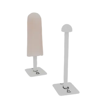 Render 3D de dos maniquíes de exhibición, uno cubierto con tela beige y el otro una forma blanca lisa, ambos sobre bases cuad