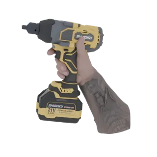 Render do modelo 3D de uma parafusadeira de impacto sem fio amarela e cinza segurada em uma mão, mostrando a ferramenta e sua