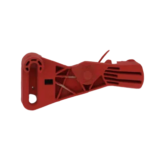 Un rendering 3D di un gruppo grilletto in plastica rossa, che mostra il suo design intricato e il colore vibrante su sfondo n