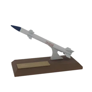 Modèle 3D d'un missile SMIDDE blanc à pointe bleue, monté sur un socle en bois.