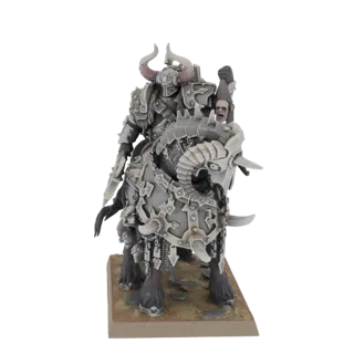 3D-Modell eines Chaos Lords in stacheliger Rüstung, der eine schwer gepanzerte Manticore reitet und einen abgetrennten Kopf h