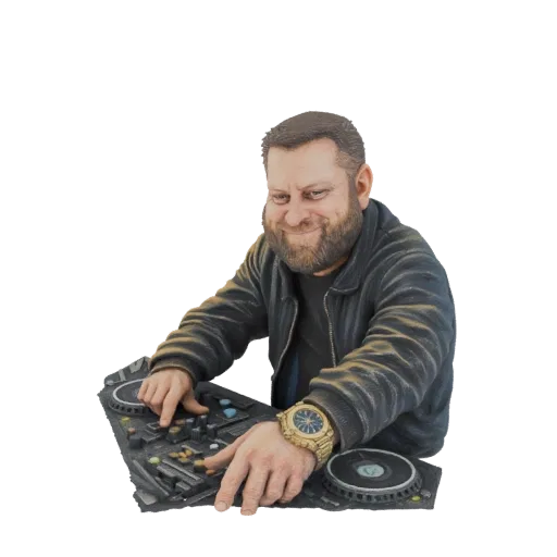 Modelo 3D de um DJ com barba, vestindo jaqueta de couro, sorrindo enquanto opera toca-discos e mixer.