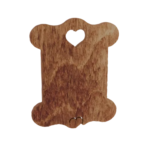 3D-Modell einer Holz-Garnrolle mit Herz-Aussparung oben und kleinem Herz unten, mit Holzmaserung.