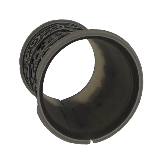 Modèle 3D d'un bracelet manchette sombre et orné avec des motifs complexes en filigrane visibles sur la surface extérieure.