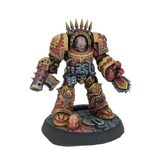 Modelo 3D de un Marine del Caos con armadura roja y dorada, empuñando un hacha de cadena y un boltgun, de pie sobre una base
