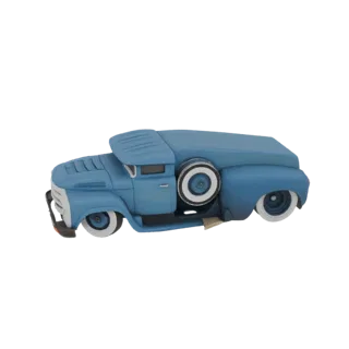 Modèle 3D d'un pick-up custom vintage bleu stylisé avec une posture basse et des pneus à flancs blancs, vu de côté.