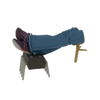 Modello 3D di uno sgabello chip IC robot ragno, con gambe in jeans e sneakers appoggiate.