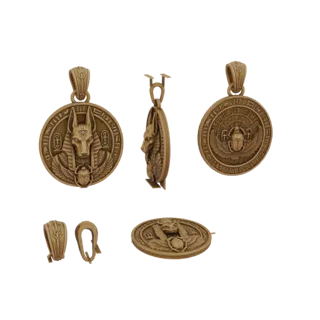 Render de modelo 3D de un colgante egipcio redondo con cabeza de Anubis y escarabajo, mostrado desde varios ángulos.