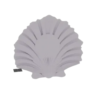 Modello 3D di una conchiglia a capesante grigio chiaro con coste dettagliate, su sfondo bianco.