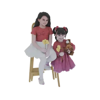 Modelo 3D de duas meninas sentadas em uma cadeira, uma segurando uma flor amarela, a outra um ursinho de pelúcia.
