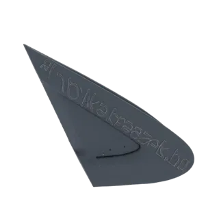 Render 3D di un'aletta aerodinamica grigio scuro con testo inciso, isolata su sfondo bianco.