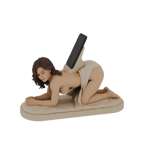 Modelo 3D de mujer desnuda arrodillada, con un smartphone apoyado en su espalda como soporte, sobre un fondo blanco.