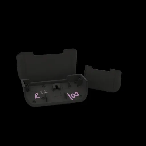 3D-Modell eines schwarzen Kunststoff-Batteriefachdeckels mit rosa 'R'- und '100'-Markierungen, vor schwarzem Hintergrund.