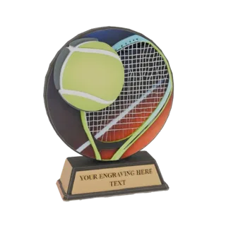Modèle 3D d'une coupe de tennis avec une balle jaune et une raquette stylisée sur fond coloré, montée sur une base noire et d