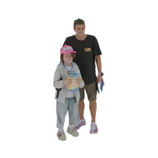 Modelo 3D de un padre detrás de su hija sonriente, que sostiene un certificado.