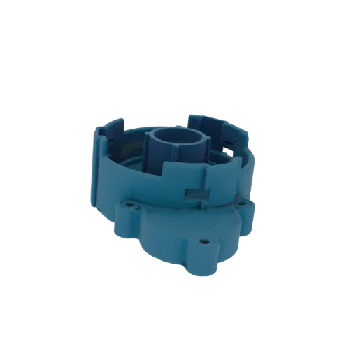 Renderização 3D de uma caixa mecânica de plástico azul-petróleo com componentes internos e furos de montagem, isolada em fund