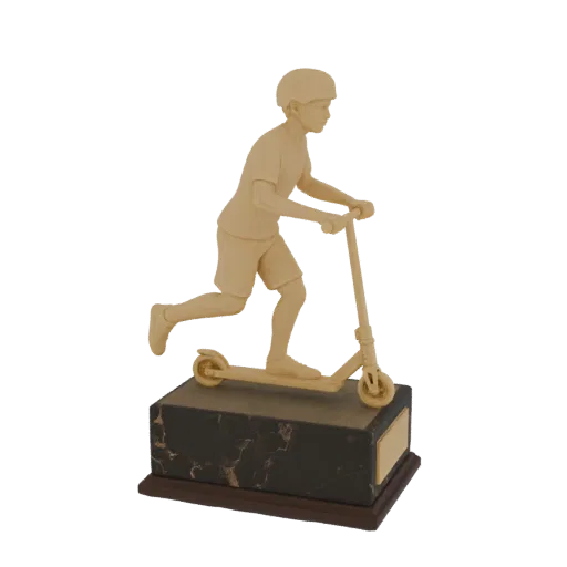 3D-Modell eines Jungen mit Helm auf einem Roller, montiert auf einem Sockel mit Marmoroptik und goldener Plakettenfläche.