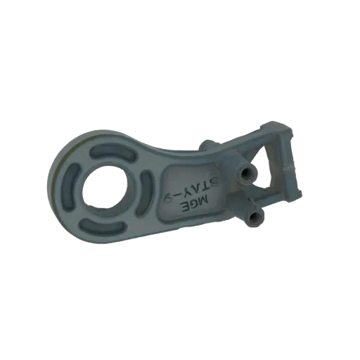 3D-Modell der MGE STAY-9 Halterung, das eine graue Metallkomponente mit einem runden Montageloch und geprägtem Text zeigt.