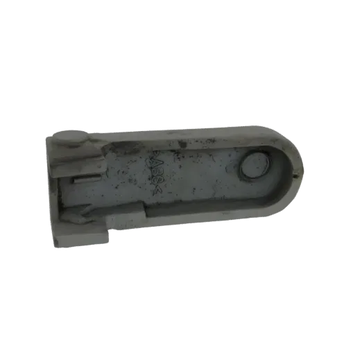 Modelo 3D de un soporte de plástico ABS gris con una ranura de montaje visible y superficie texturizada, aislado sobre un fon