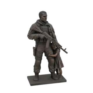 Estatua 3D de bronce de un soldado protegiendo a un niño, con el rifle del soldado apoyado en su hombro.