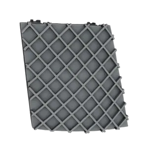 3D-Modell eines grauen Paneels mit einem sich wiederholenden Rautenmuster-Gitter, aus einem leicht erhöhten Winkel betrachtet