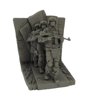 Modelo 3D de três soldados militares modernos em equipamento tático, avançando com rifles, contra um fundo fragmentado e chei
