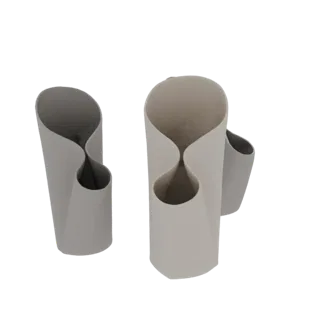 Un rendering 3D di due vasi scultorei moderni, uno grigio scuro e l'altro grigio chiaro, con una forma fluida simile a una cl