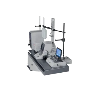 Modèle 3D haute densité de cœur de réacteur prototype, rendu studio rapproché, montrant du métal propre, des appareils de lab