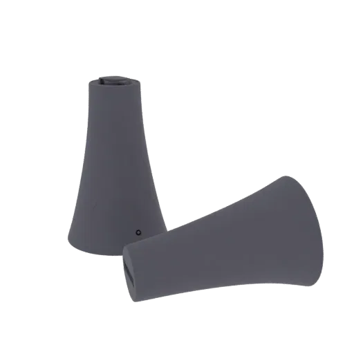 Prévia do modelo 3D de duas tampas protetoras cinzas cônicas, uma vertical e outra angulada, contra um fundo preto.