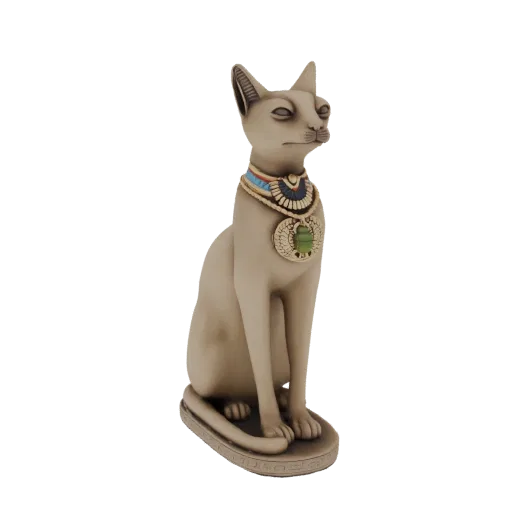 Modello 3D statua dea egizia Bastet, seduta con collare dettagliato e amuleto scarabeo.