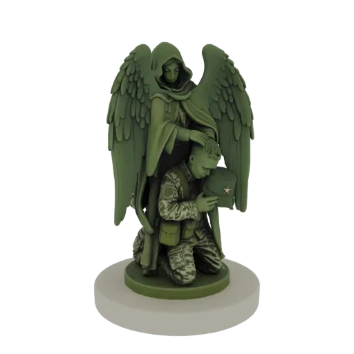 Modelo 3D de un ángel guardián en tonos verdes con grandes alas, posando una mano sobre el casco de un soldado arrodillado con uniforme militar.