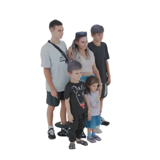 Modelo 3D de una familia de cinco personas, incluyendo dos niños, dos niñas y una mujer, de pie juntos en una pose grupal.