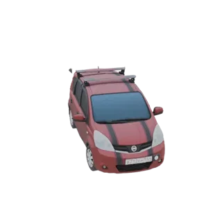 Modello 3D di una Nissan Note hatchback rossa con strisce da corsa nere e portapacchi, vista da un angolo anteriore a tre qua