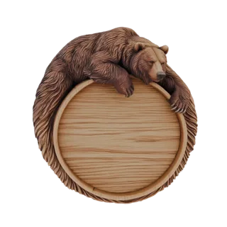 Modello 3D di un orso bruno che dorme pacificamente su un cartello a botte di legno, con dettagli di pelliccia e venature del
