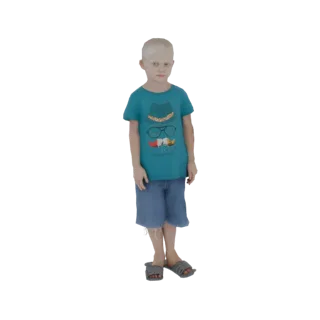 3D-Modell eines Jungen mit blonden Haaren, trägt ein blaues T-Shirt mit grafischem Aufdruck und Jeans-Shorts, steht mit den H