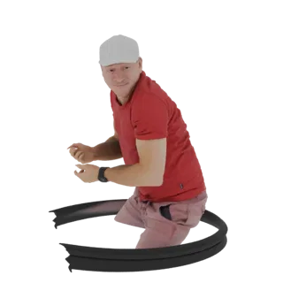 Modelo 3D de um homem de polo vermelho e boné branco, com seu corpo emergindo de um portal escuro e giratório.